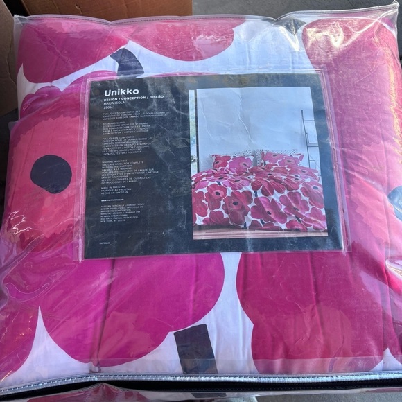 Marimekko Unikko Red Comforter Set - Full - Queen
Cotton, Percale Cotton - Picture 8 of 12